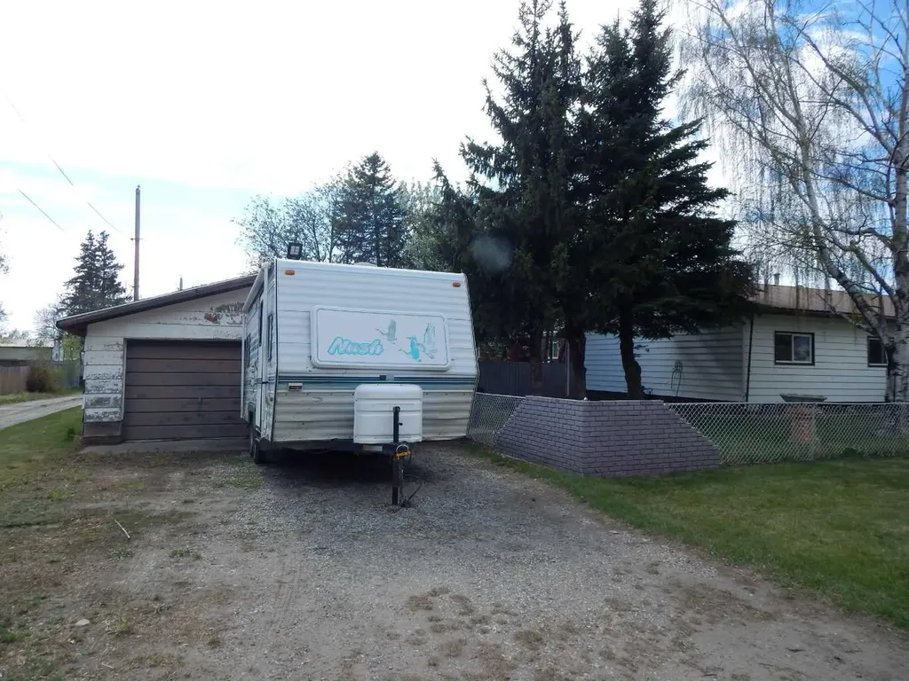 2222 21 Street Bowden AB T0M 0K0