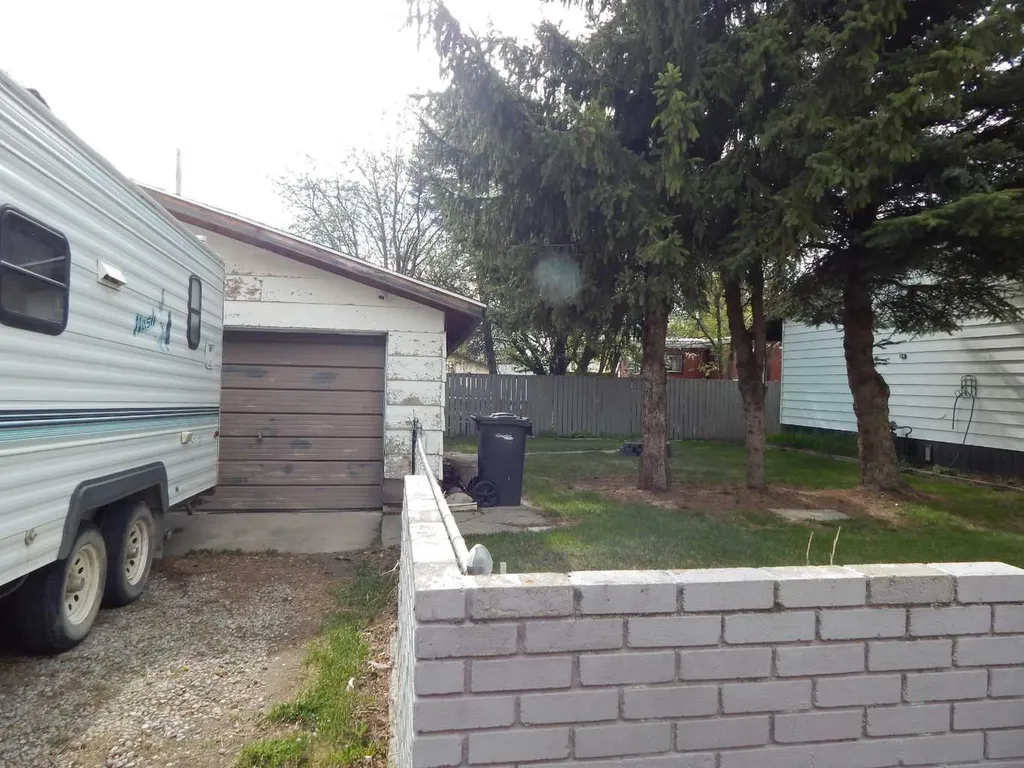 2222 21 Street Bowden AB T0M 0K0
