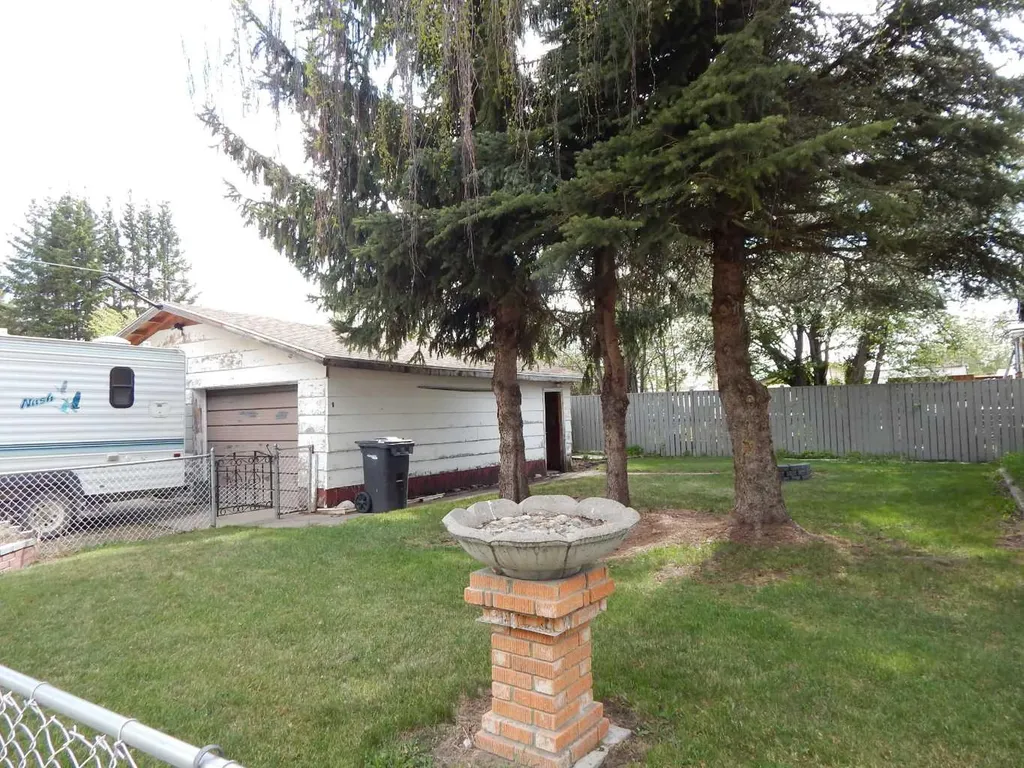 2222 21 Street Bowden AB T0M 0K0
