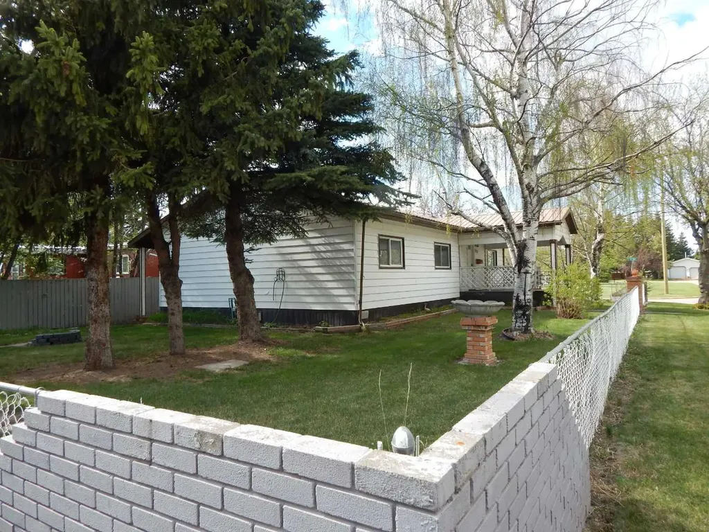 2222 21 Street Bowden AB T0M 0K0