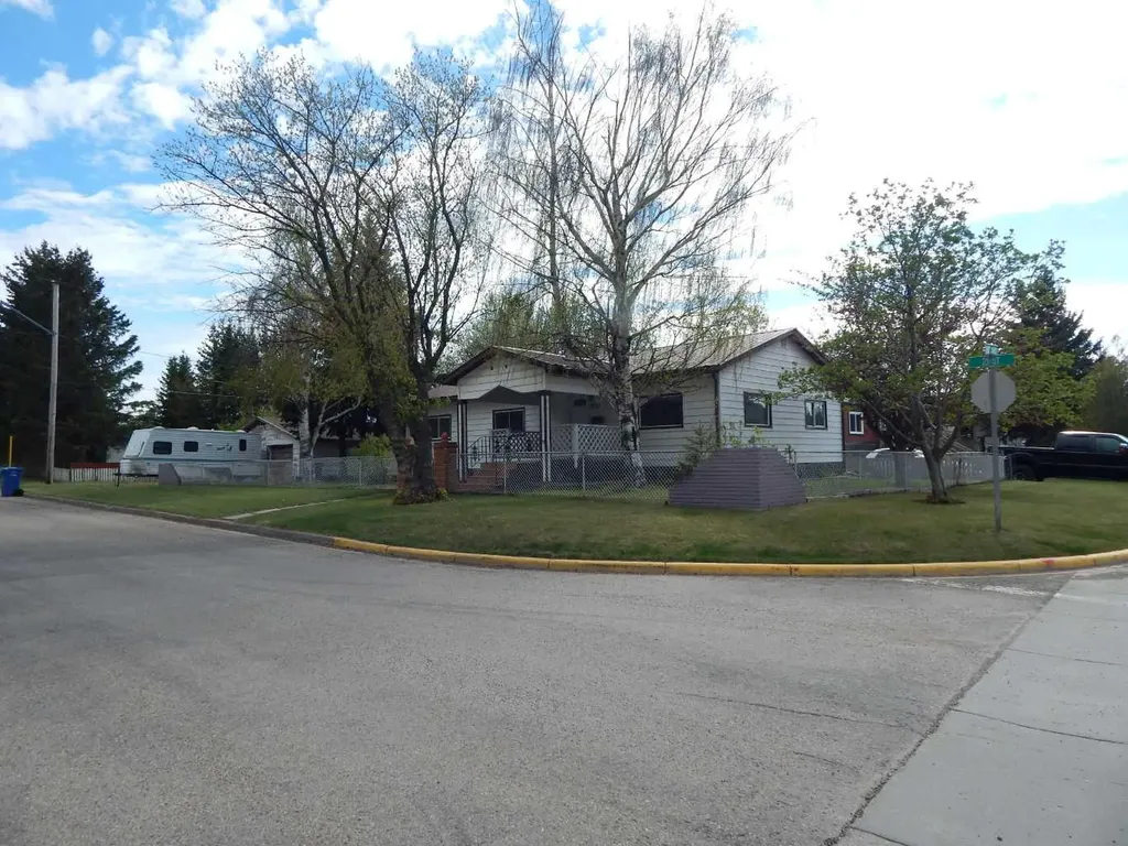2222 21 Street Bowden AB T0M 0K0