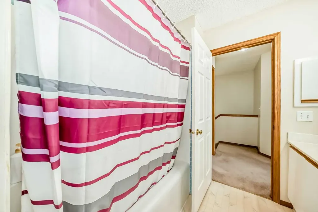 31 Harvest Oak Circle NE Calgary AB T3K 4S6