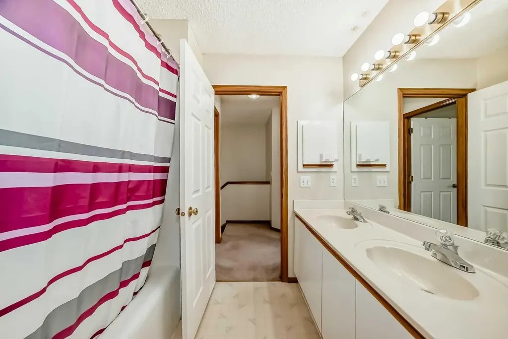 31 Harvest Oak Circle NE Calgary AB T3K 4S6
