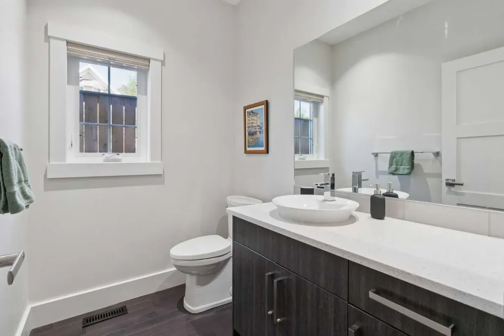 1811 31 Avenue SW Calgary AB T2T 1S8