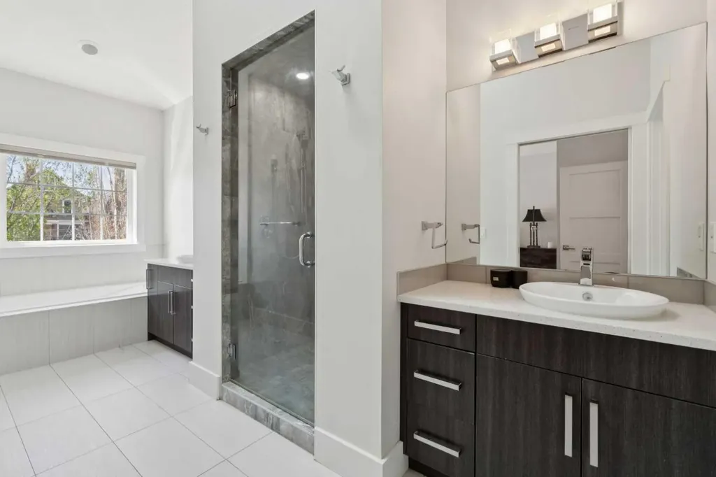 1811 31 Avenue SW Calgary AB T2T 1S8