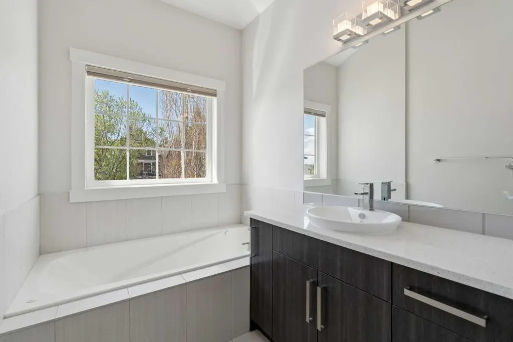 1811 31 Avenue SW Calgary AB T2T 1S8