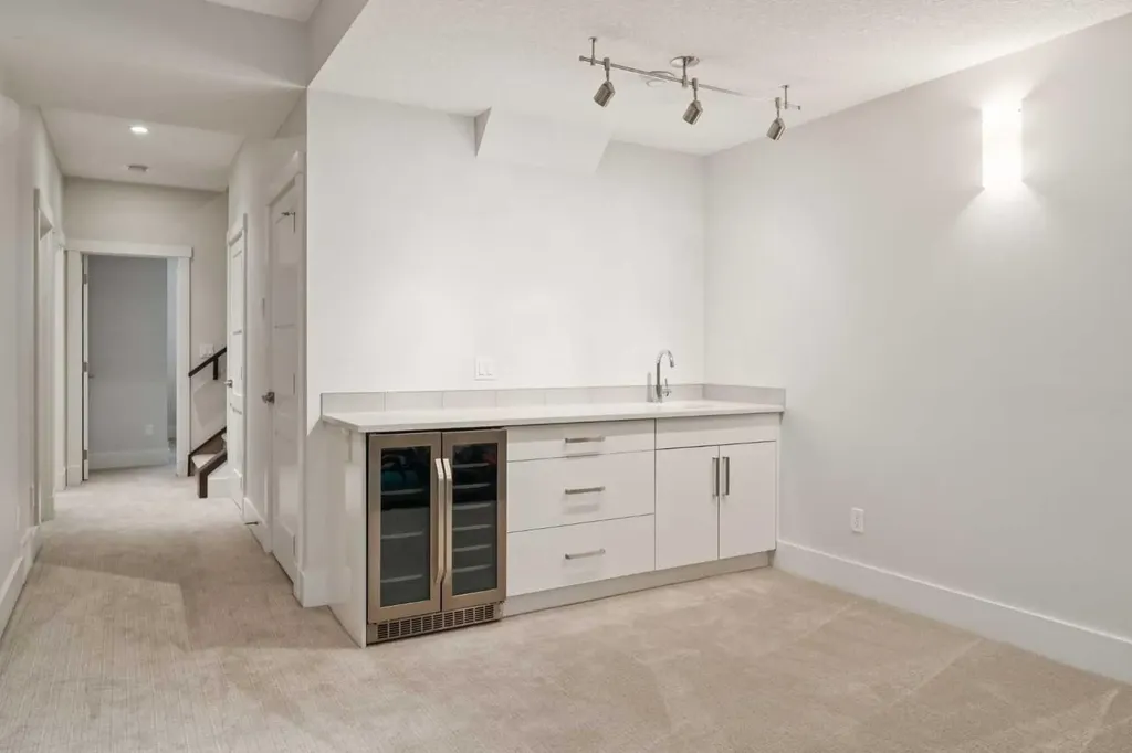 1811 31 Avenue SW Calgary AB T2T 1S8
