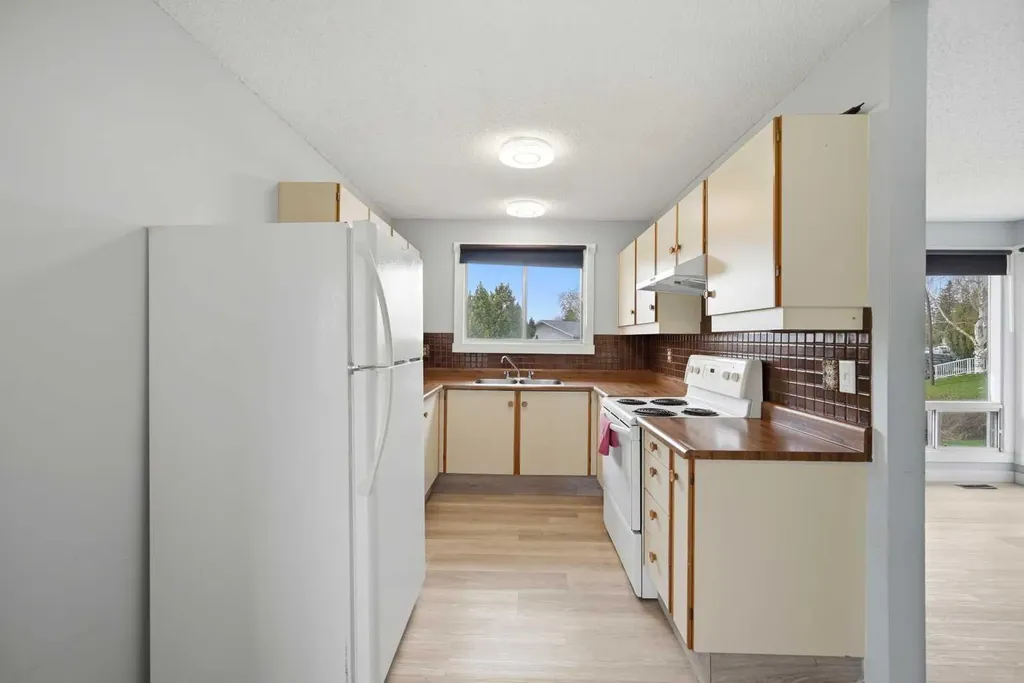 44 Castleridge Close NE Calgary AB T3J1Y9