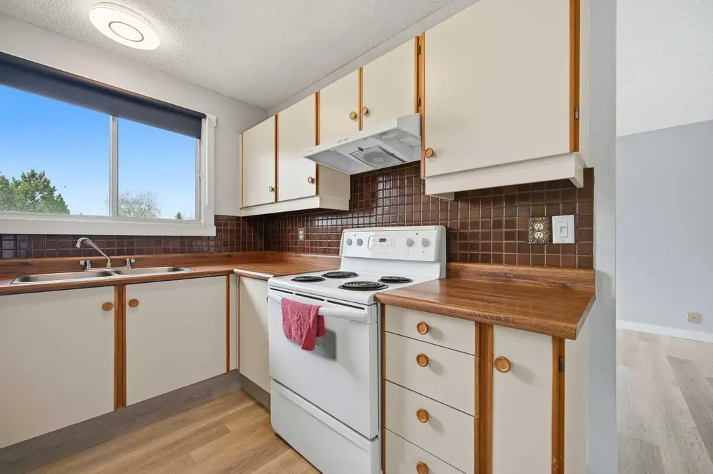 44 Castleridge Close NE Calgary AB T3J1Y9