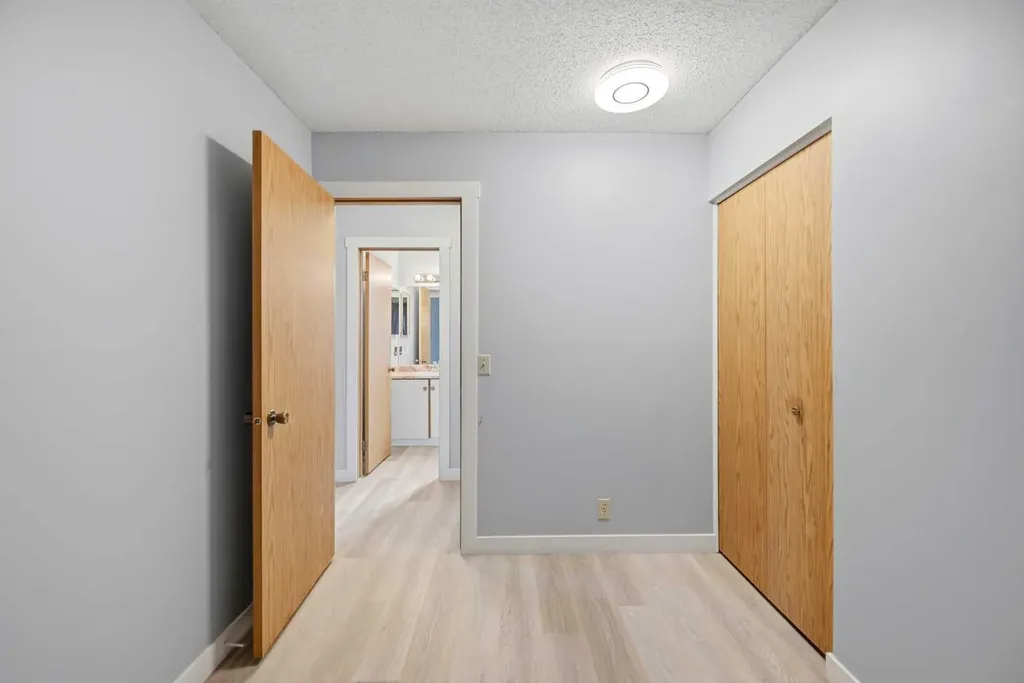 44 Castleridge Close NE Calgary AB T3J1Y9