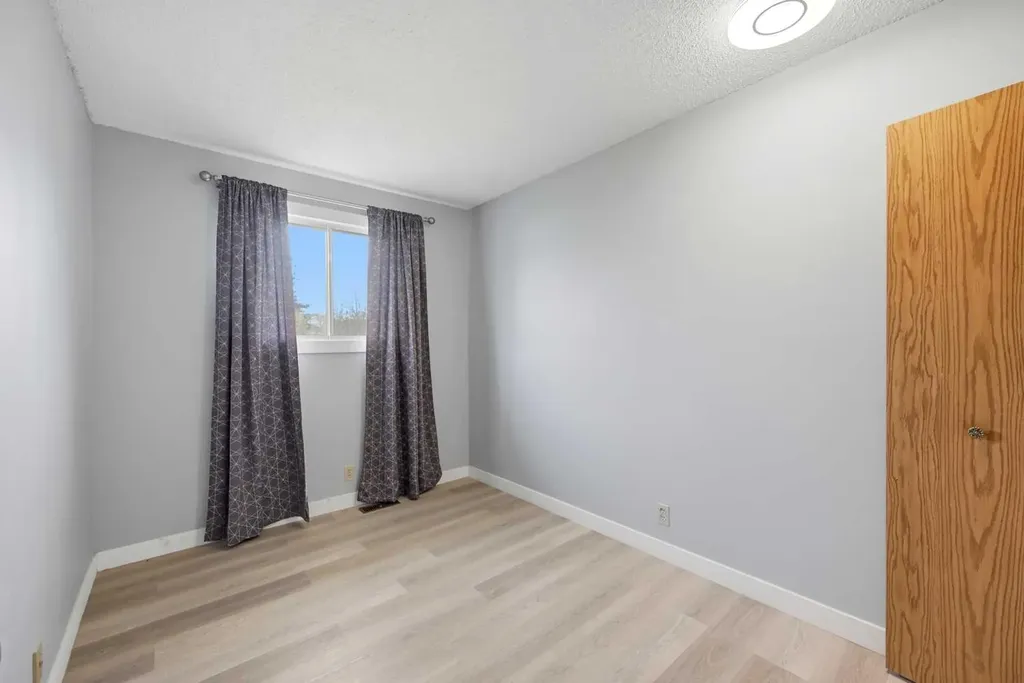 44 Castleridge Close NE Calgary AB T3J1Y9