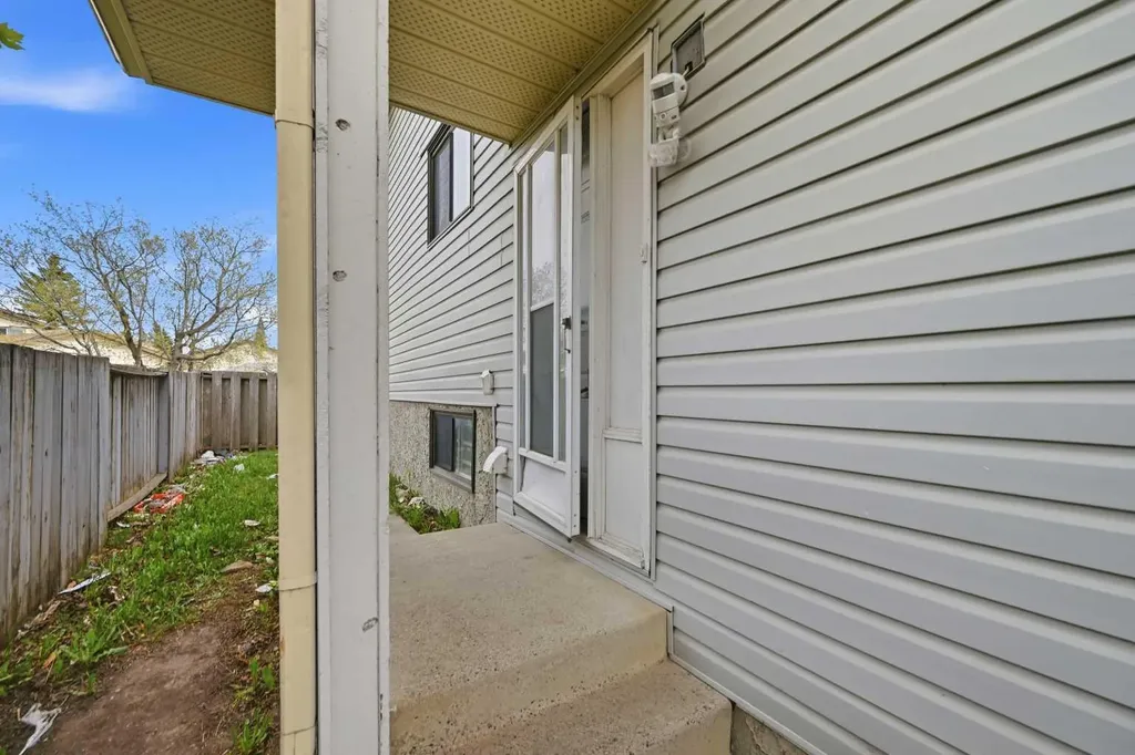 44 Castleridge Close NE Calgary AB T3J1Y9