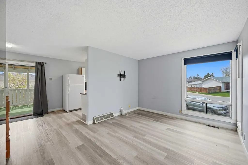 44 Castleridge Close NE Calgary AB T3J1Y9