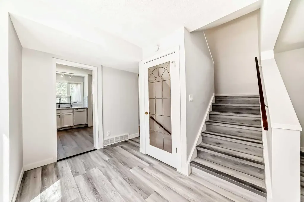 6501B Huntsbay Road NW Calgary AB T2K 5R3