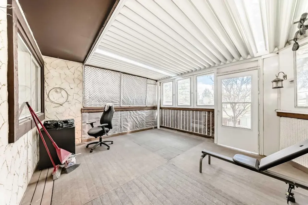 6501B Huntsbay Road NW Calgary AB T2K 5R3