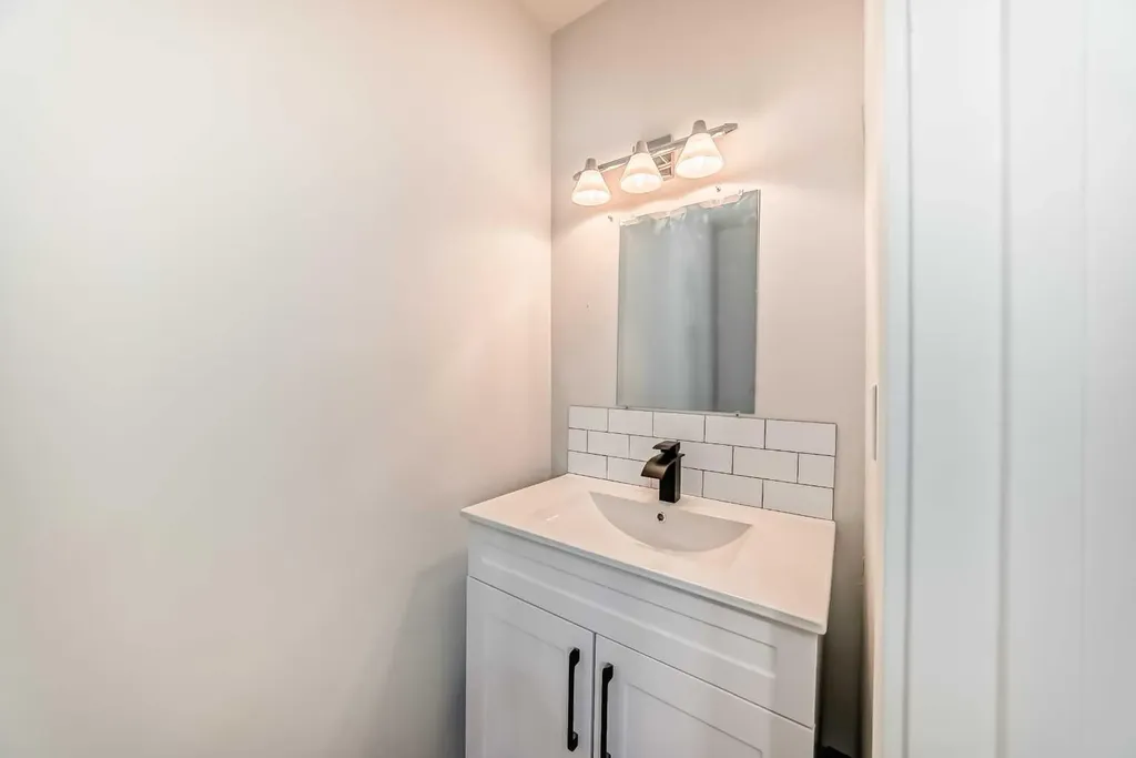 6501B Huntsbay Road NW Calgary AB T2K 5R3