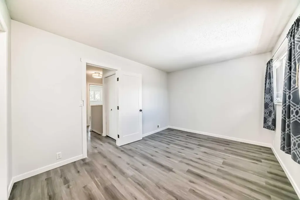 6501B Huntsbay Road NW Calgary AB T2K 5R3