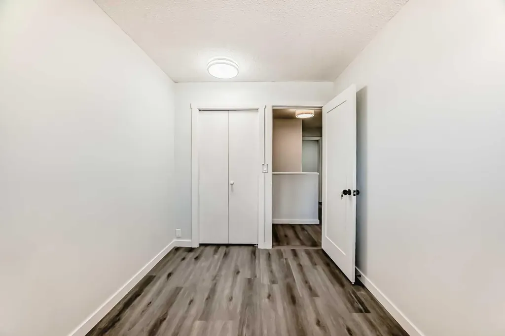 6501B Huntsbay Road NW Calgary AB T2K 5R3