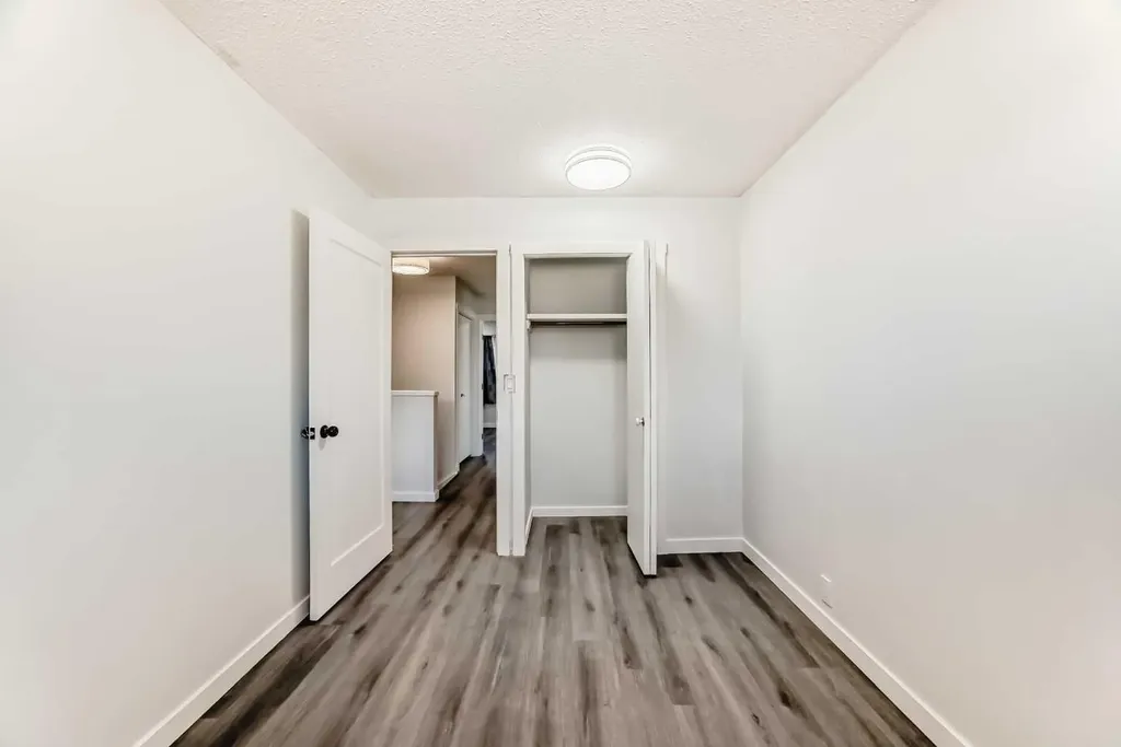 6501B Huntsbay Road NW Calgary AB T2K 5R3