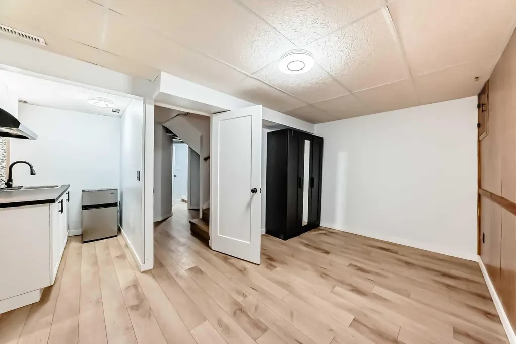 6501B Huntsbay Road NW Calgary AB T2K 5R3