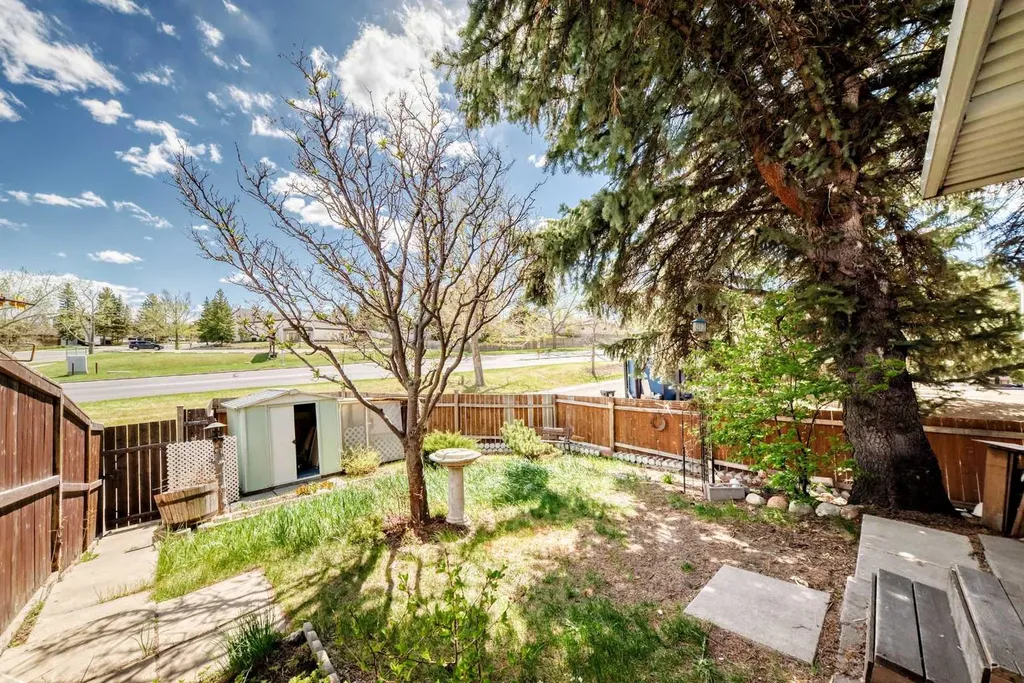 6501B Huntsbay Road NW Calgary AB T2K 5R3
