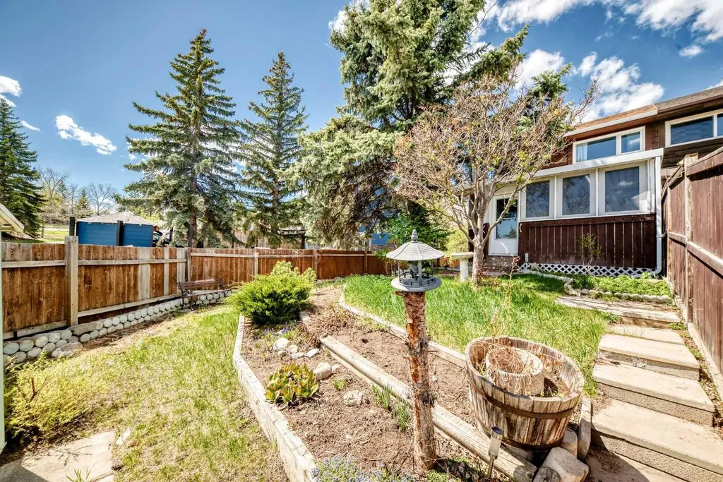 6501B Huntsbay Road NW Calgary AB T2K 5R3