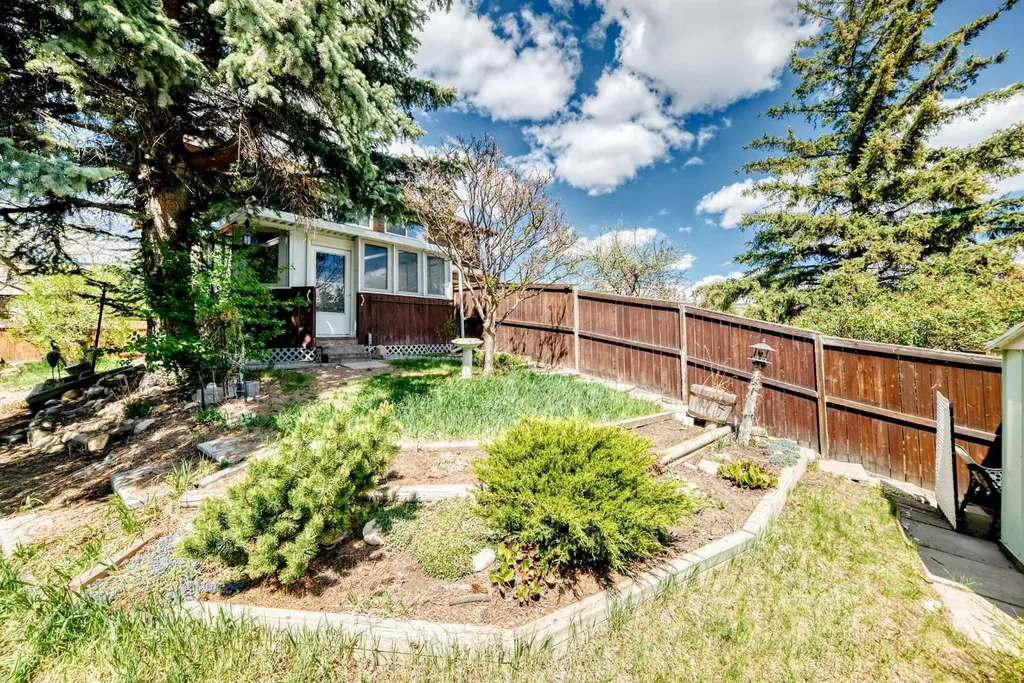 6501B Huntsbay Road NW Calgary AB T2K 5R3