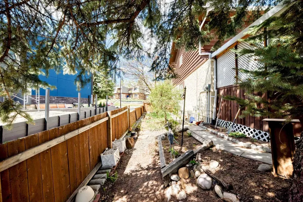 6501B Huntsbay Road NW Calgary AB T2K 5R3