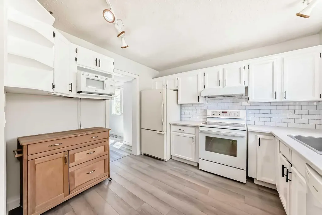 6501B Huntsbay Road NW Calgary AB T2K 5R3