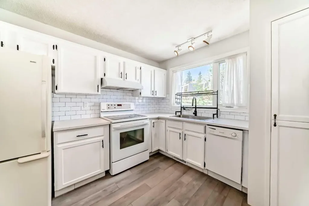 6501B Huntsbay Road NW Calgary AB T2K 5R3