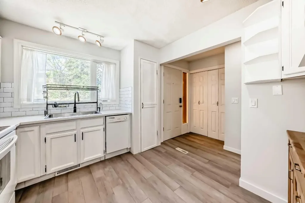 6501B Huntsbay Road NW Calgary AB T2K 5R3