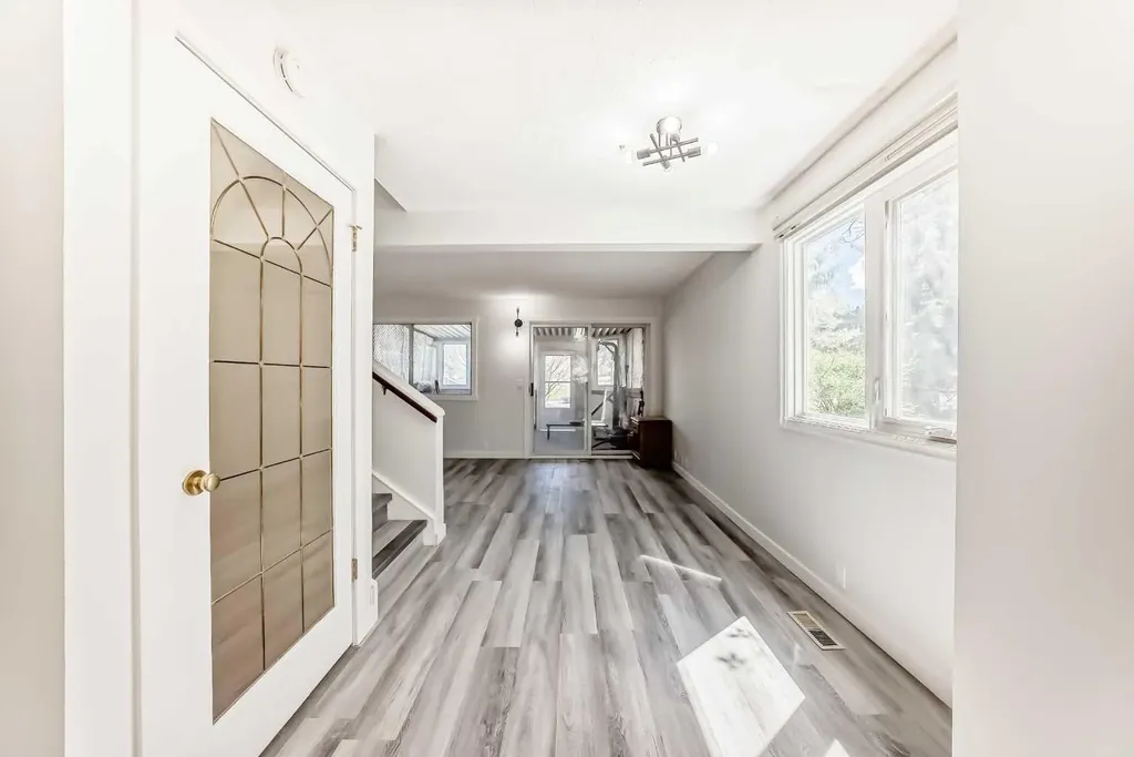 6501B Huntsbay Road NW Calgary AB T2K 5R3