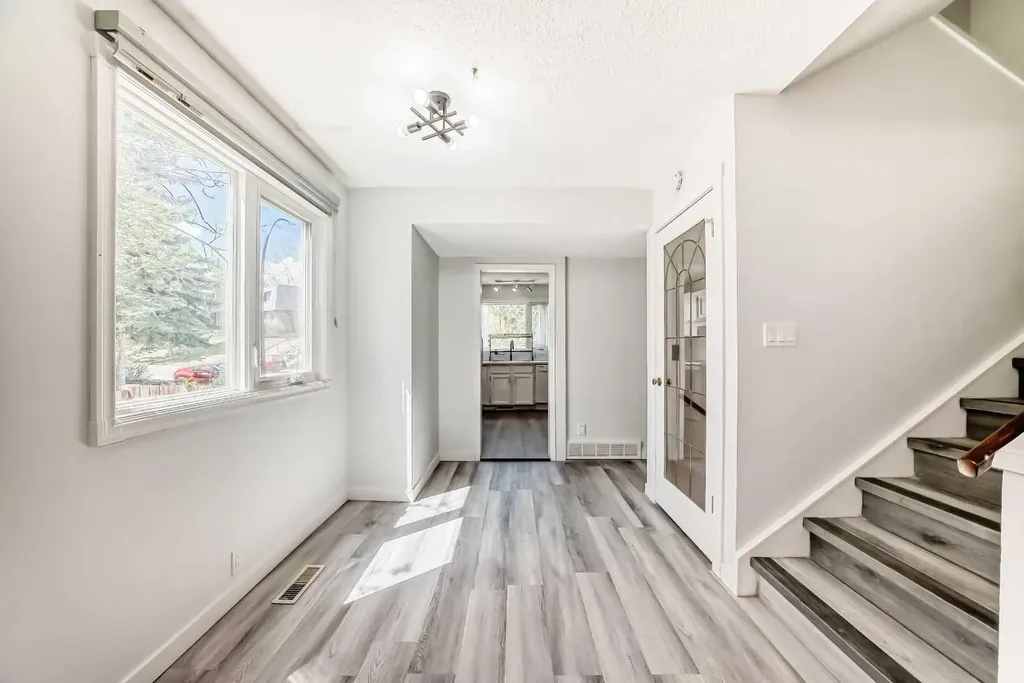 6501B Huntsbay Road NW Calgary AB T2K 5R3
