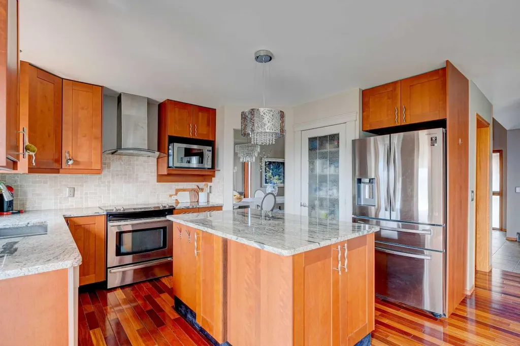 210 Hawkville Close NW Calgary AB T3G 3N6