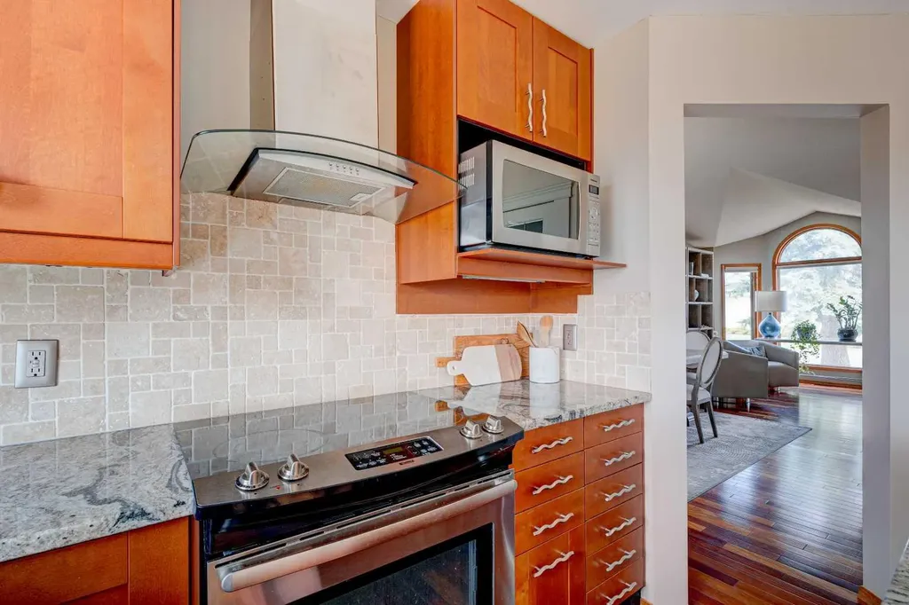 210 Hawkville Close NW Calgary AB T3G 3N6