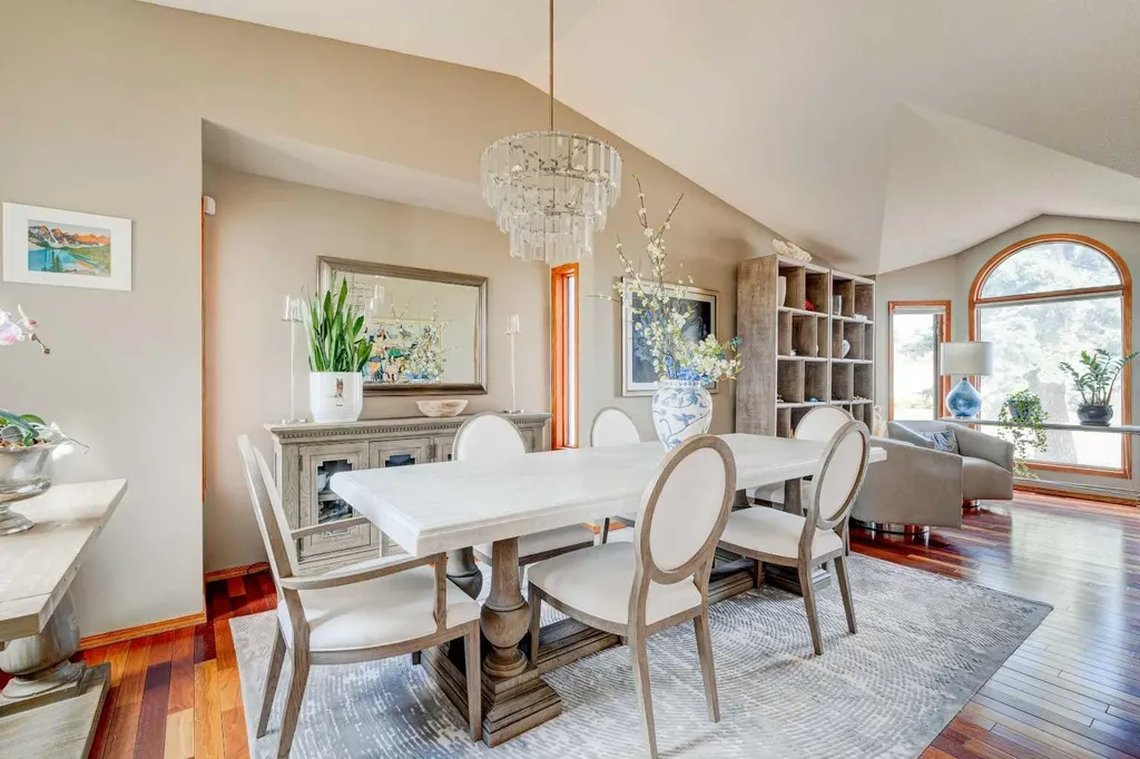 210 Hawkville Close NW Calgary AB T3G 3N6