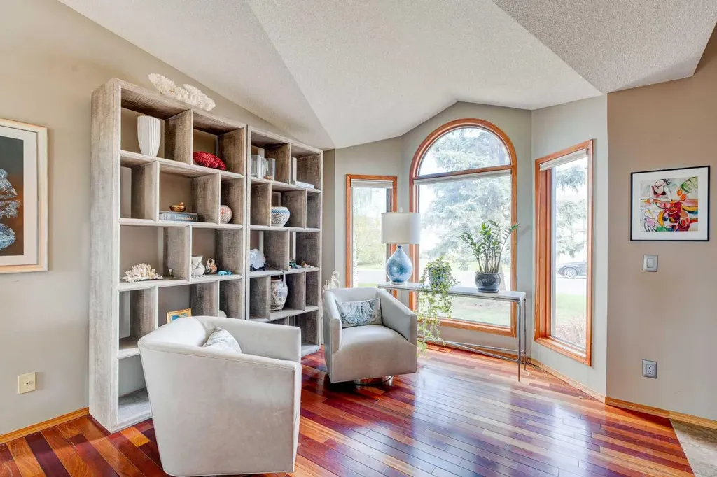 210 Hawkville Close NW Calgary AB T3G 3N6