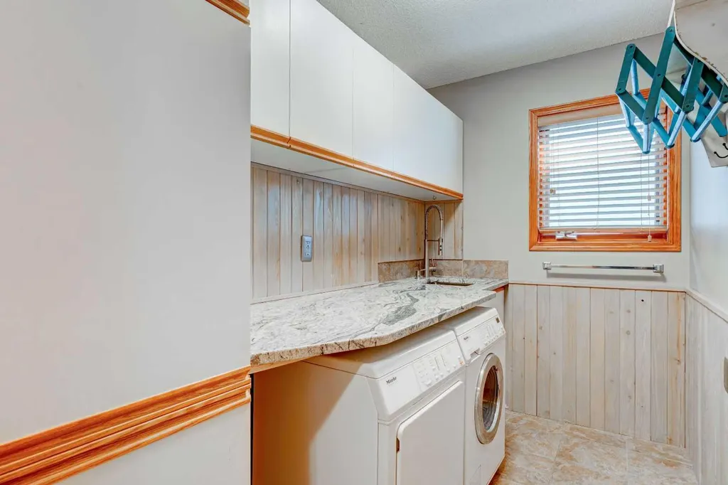 210 Hawkville Close NW Calgary AB T3G 3N6