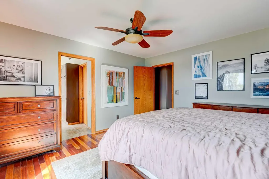 210 Hawkville Close NW Calgary AB T3G 3N6