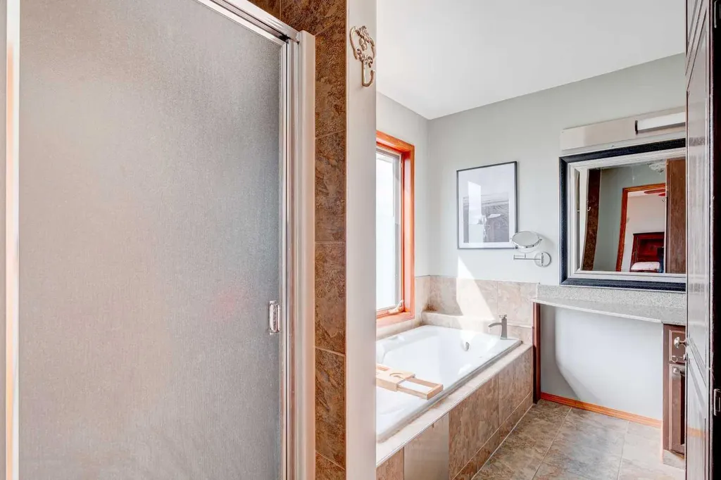 210 Hawkville Close NW Calgary AB T3G 3N6