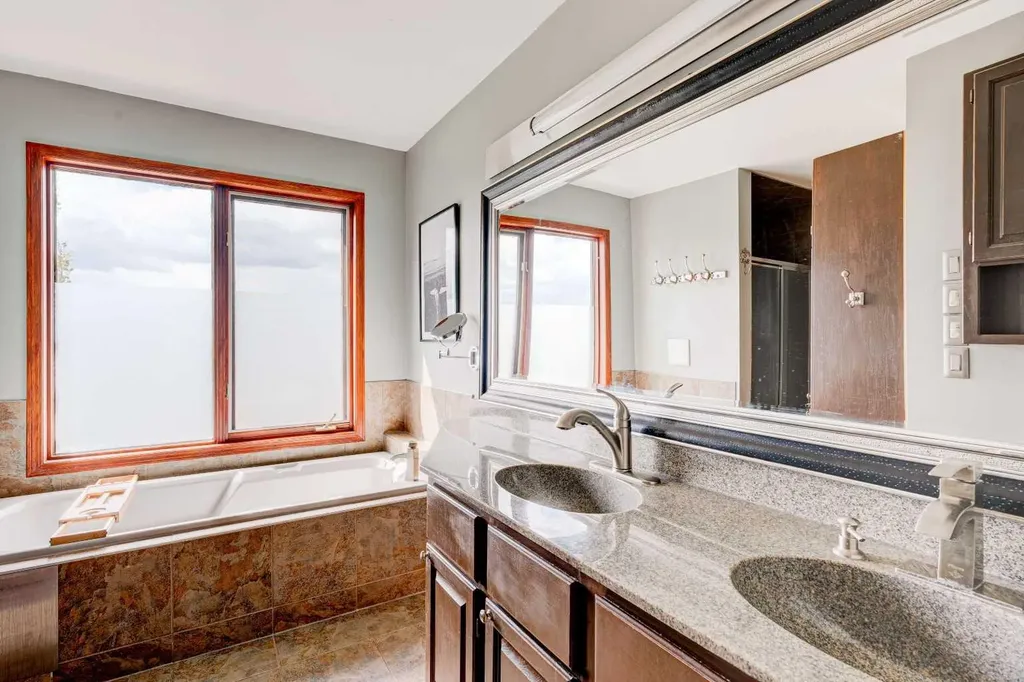 210 Hawkville Close NW Calgary AB T3G 3N6