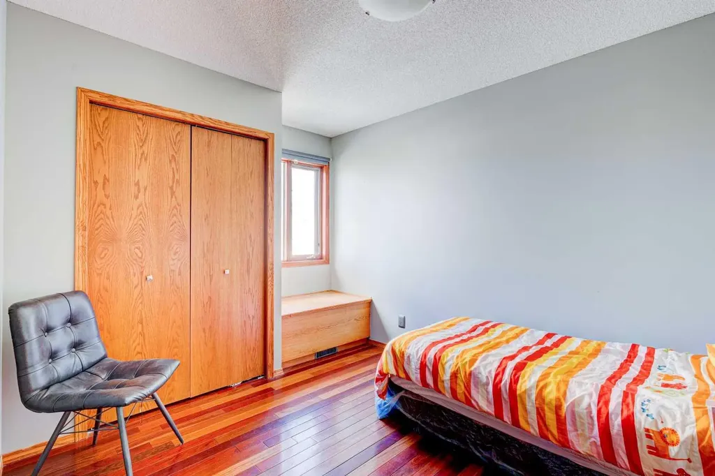210 Hawkville Close NW Calgary AB T3G 3N6
