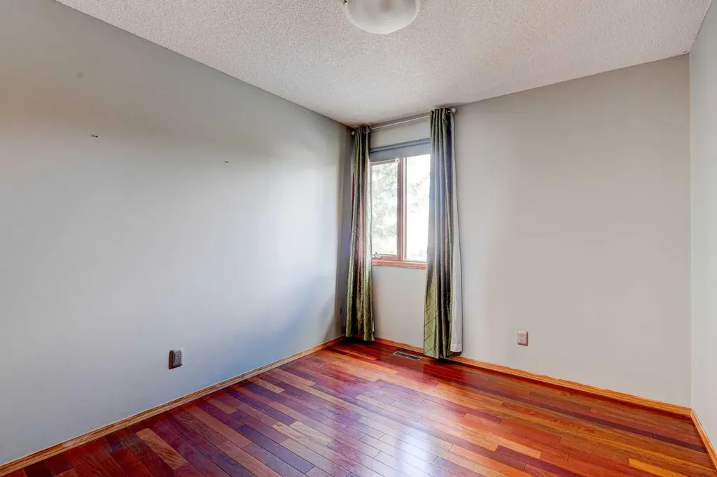 210 Hawkville Close NW Calgary AB T3G 3N6