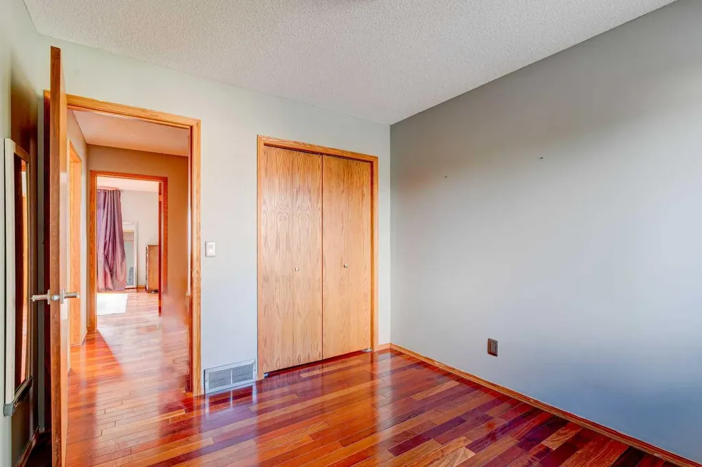 210 Hawkville Close NW Calgary AB T3G 3N6