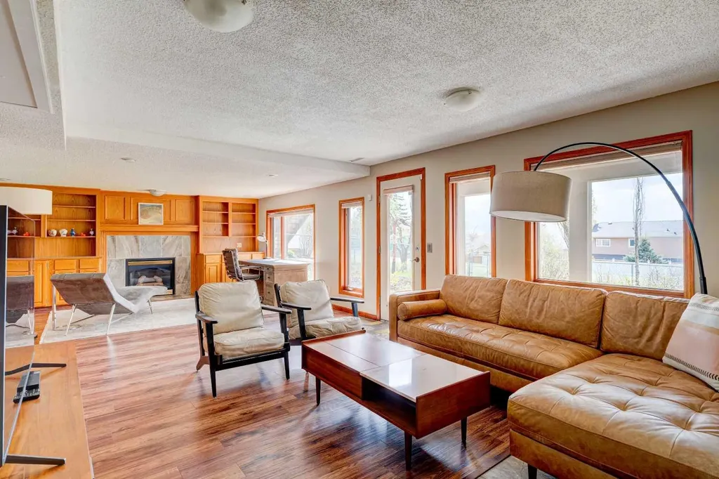210 Hawkville Close NW Calgary AB T3G 3N6