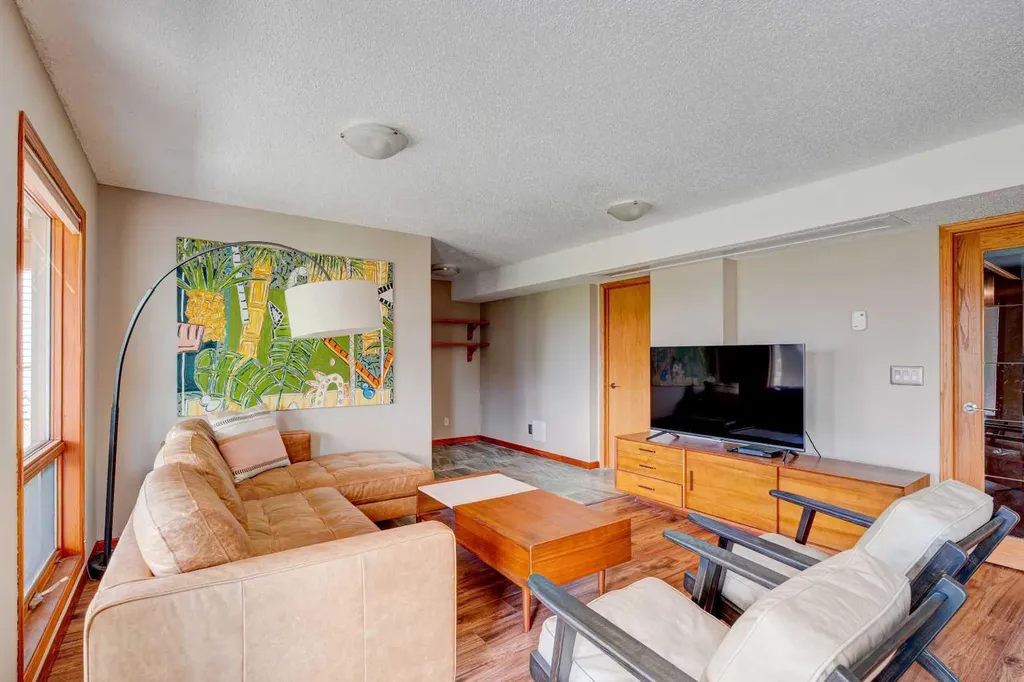 210 Hawkville Close NW Calgary AB T3G 3N6