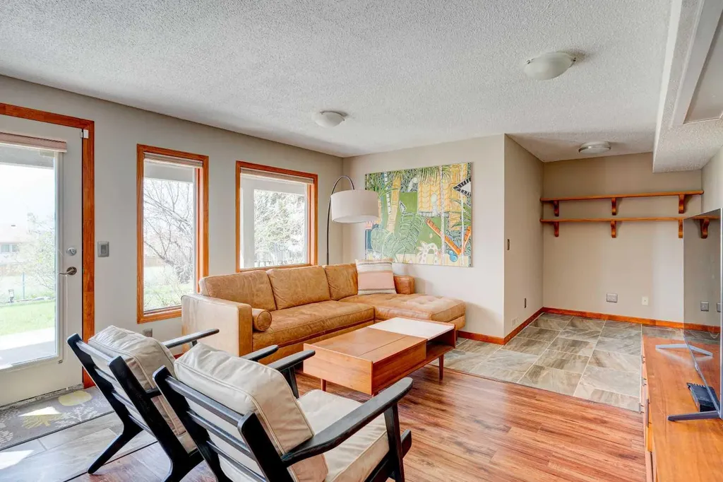 210 Hawkville Close NW Calgary AB T3G 3N6