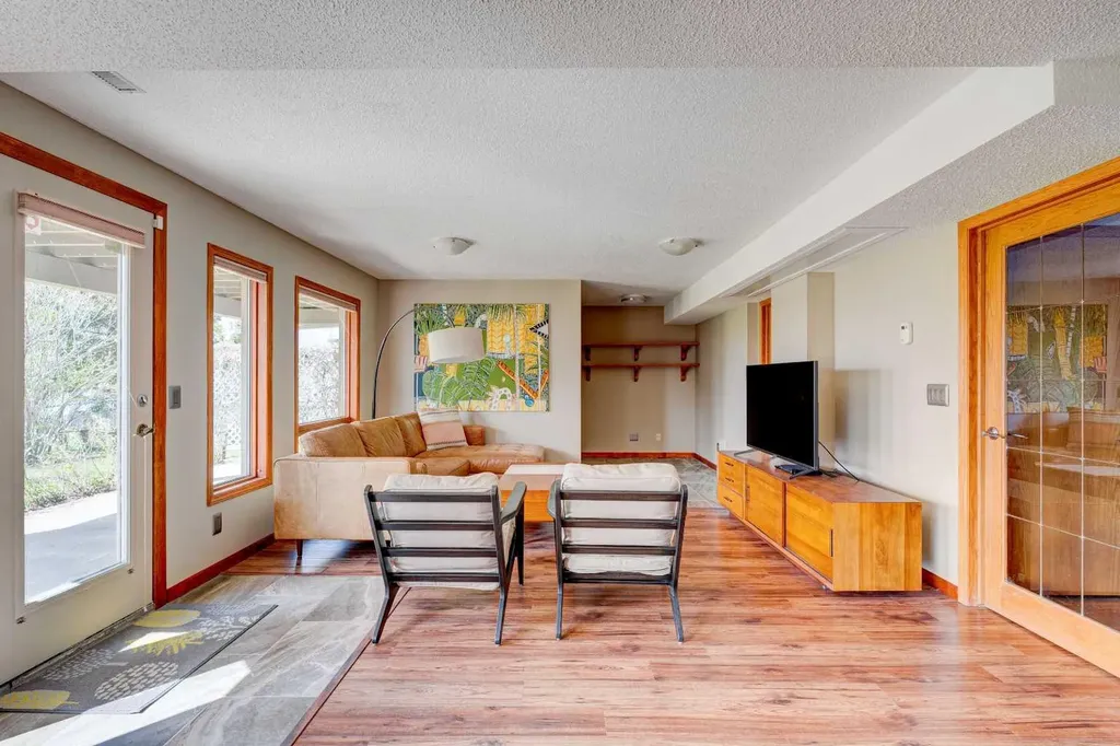 210 Hawkville Close NW Calgary AB T3G 3N6