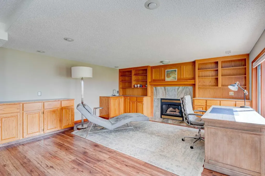 210 Hawkville Close NW Calgary AB T3G 3N6