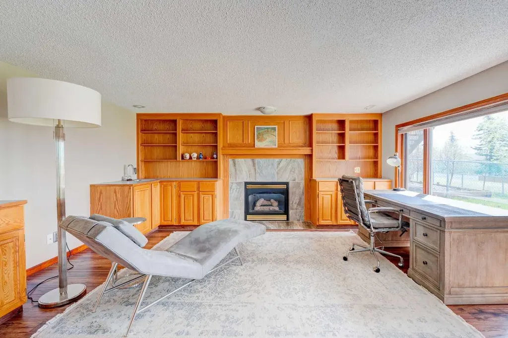 210 Hawkville Close NW Calgary AB T3G 3N6